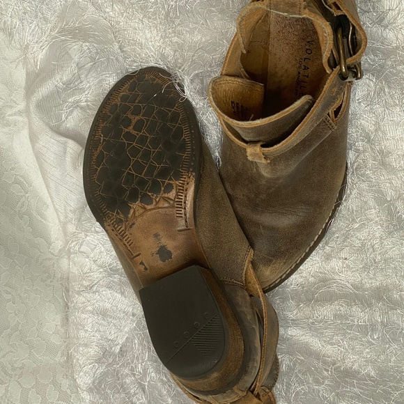 Very Volatile Distressed Ankle Booties - Picture 7 of 7